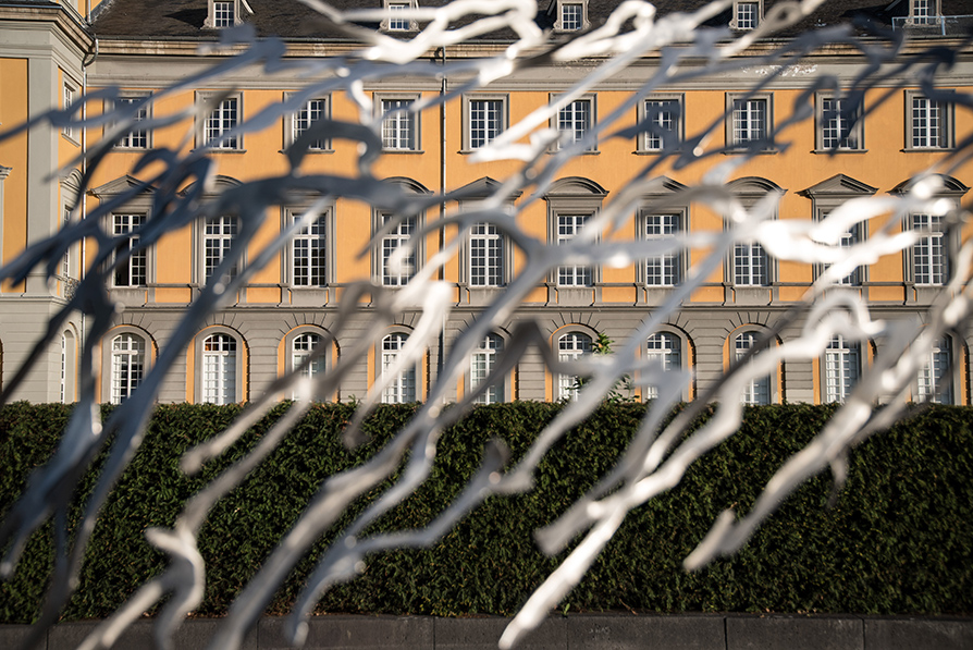 Universität Bonn und Skulptur, Bonn, Deutschland 2015.